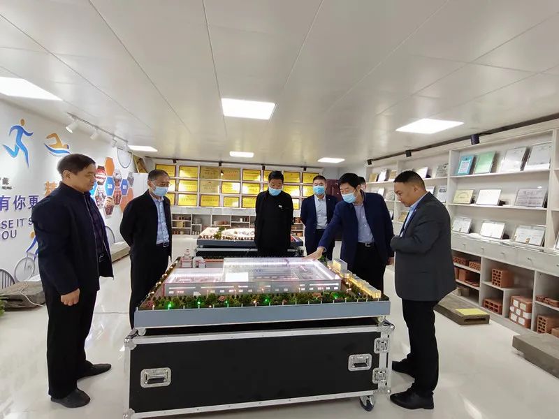 市委宣传部副部长贾忠顺一行在县纪委书记屠志远陪同下到亚新公司开展“万人助万企”企业发展调研